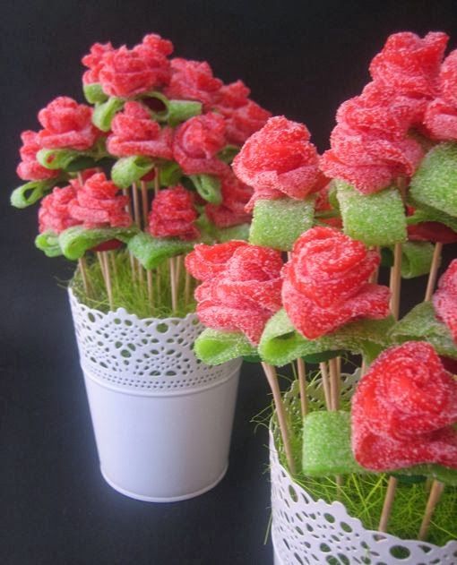 centros de mesa originais feitos com doces rosas