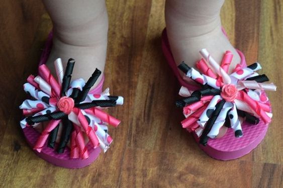 decorar sandalias de menina com fitas de cetim 3