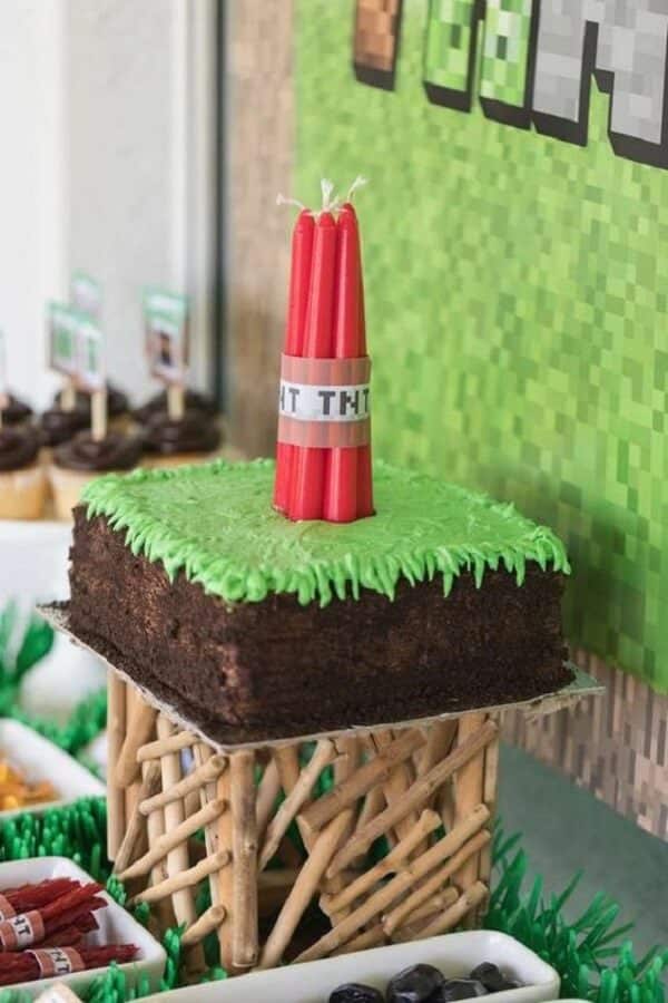 Bolo De Aniversário Para Fã De Um Jogo Minecraft Sobre Fundo Verde. Bolo  Para Um Guelezinho Decorado Com Grama Verde Comestível Foto de Stock  Editorial - Imagem de delicioso, paisagem: 242805188