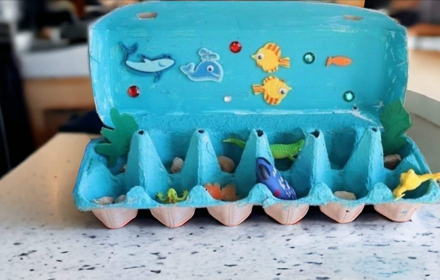 fundo do mar feito com caixas de ovos 3